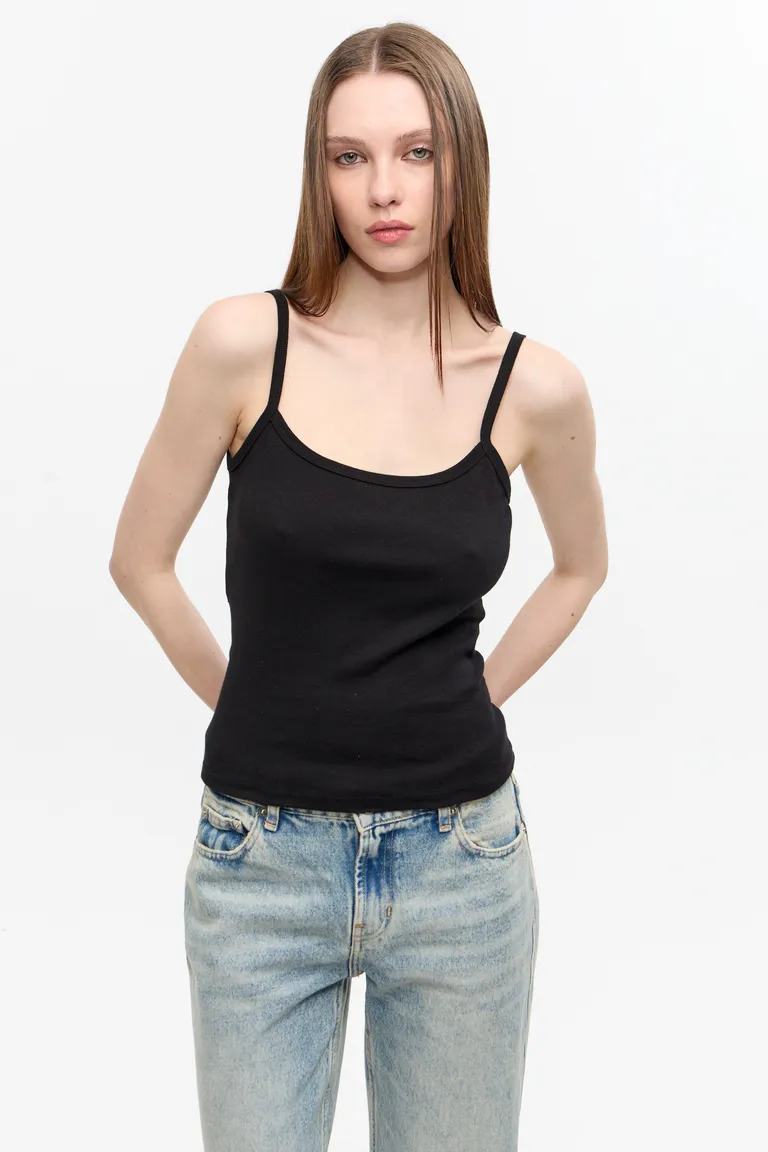 Musculosa de tiritas en rib de algodón con ajuste fitted y largo a la primera cadera de Ay Not Dead en Remeras para argentina