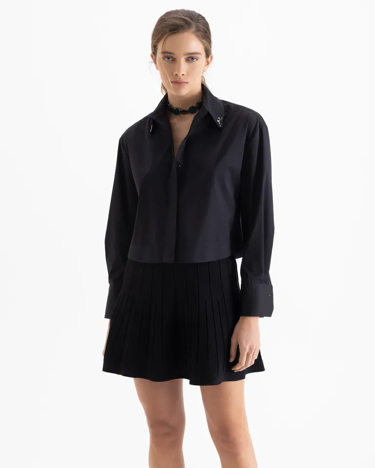 Camisa de corte clásico con cuello camisero, cartera oculta y detalle metálico en las puntas del cuello de Jazmin Chebar en Camisas para argentina