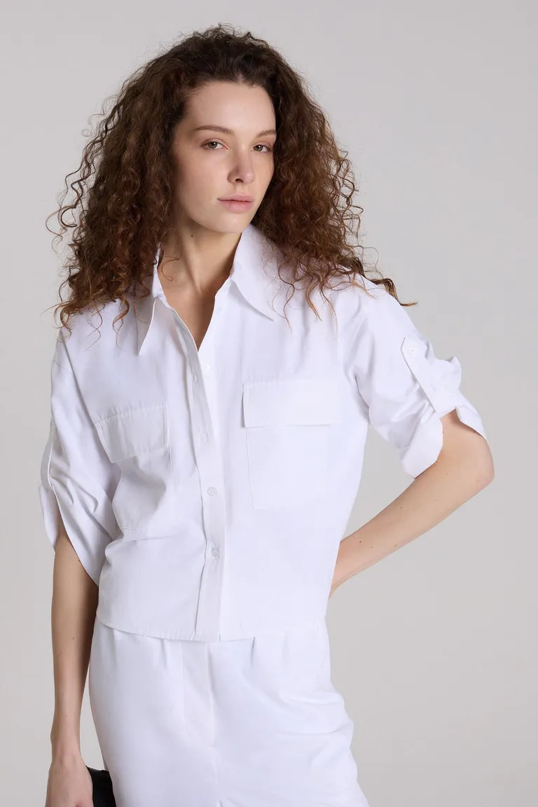 Camisa blanca de corte clásico con mangas 3/4 y detalles en puños de Maria Cher en Camisas para argentina