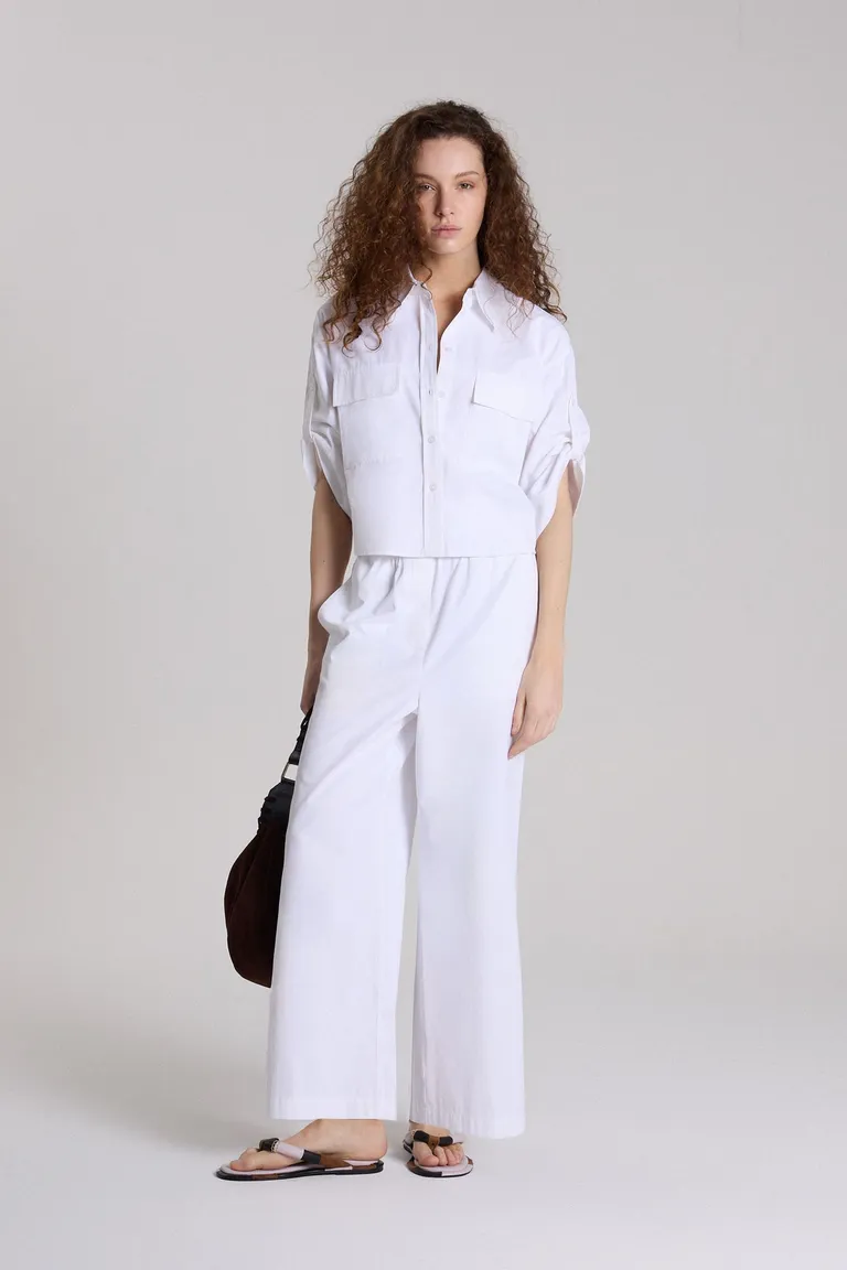 Camisa blanca de corte clásico con mangas 3/4 y detalles en puños de Maria Cher en Camisas para argentina