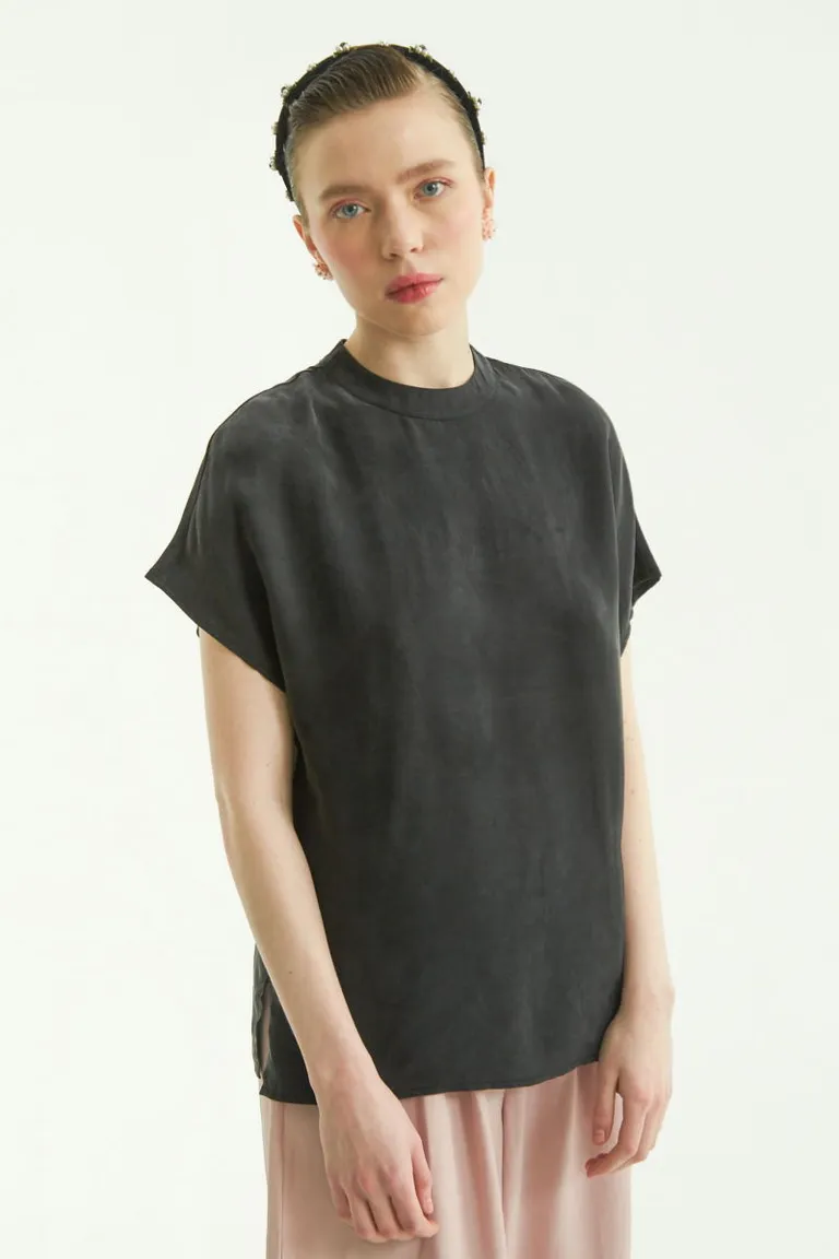 Blusa negra de corte amplio con detalles únicos y acabados minimalistas de Las Pepas en Blusas para argentina