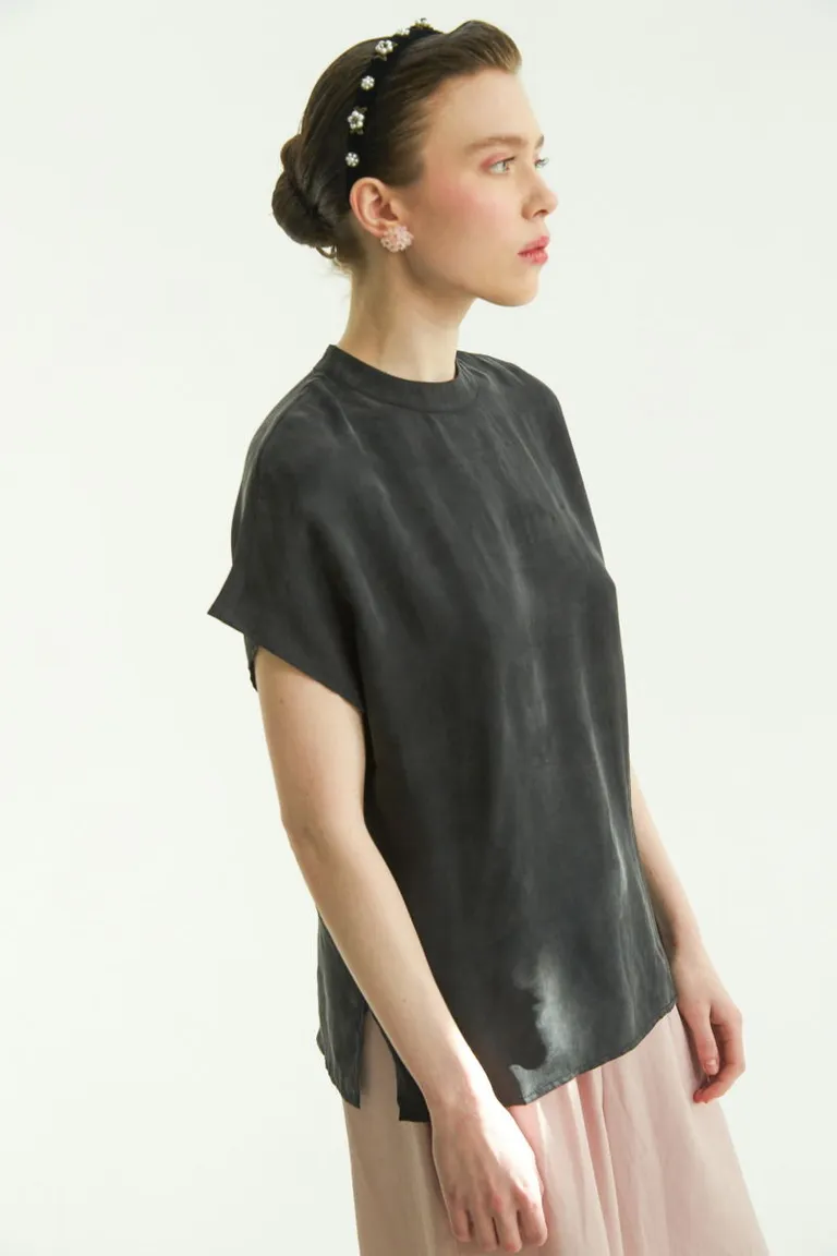 Blusa negra de corte amplio con detalles únicos y acabados minimalistas de Las Pepas en Blusas para argentina