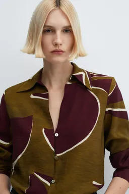 Camisa satinada estampada de Mango en Camisas para argentina