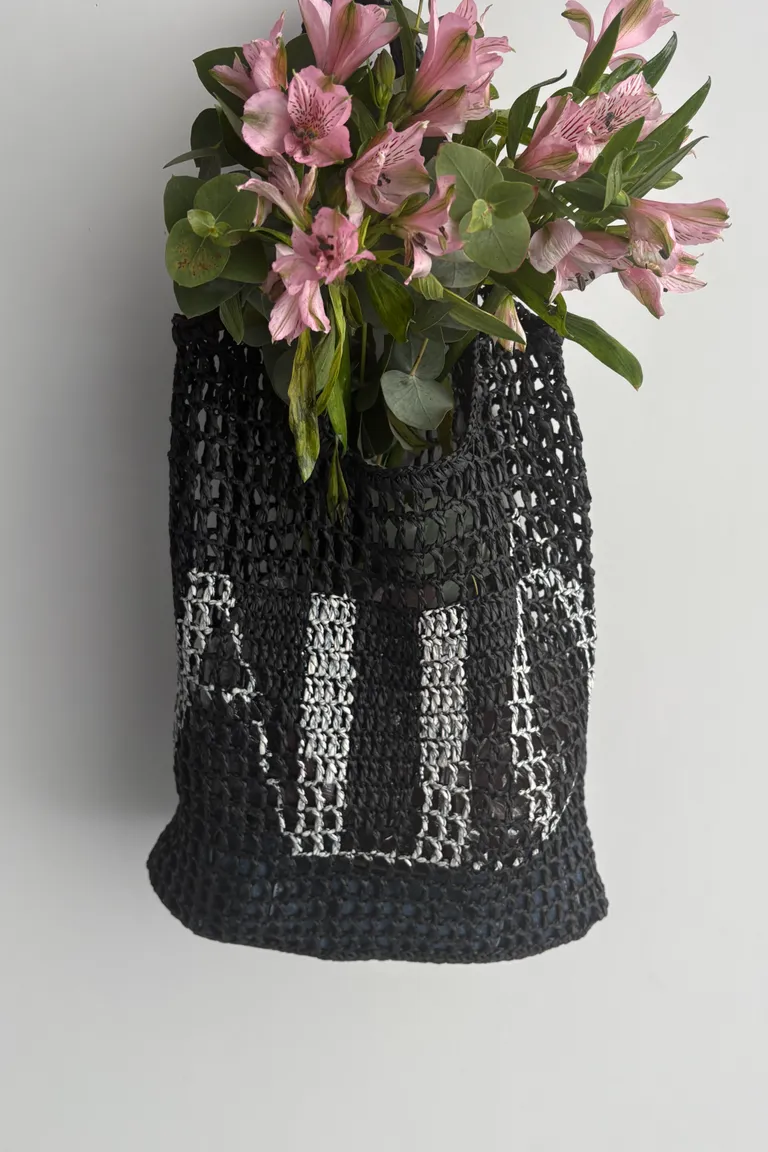 Bolso de rafia natural con intervención artesanal, un accesorio único y versátil de Allo Martinez en Bolsos y Carteras para argentina