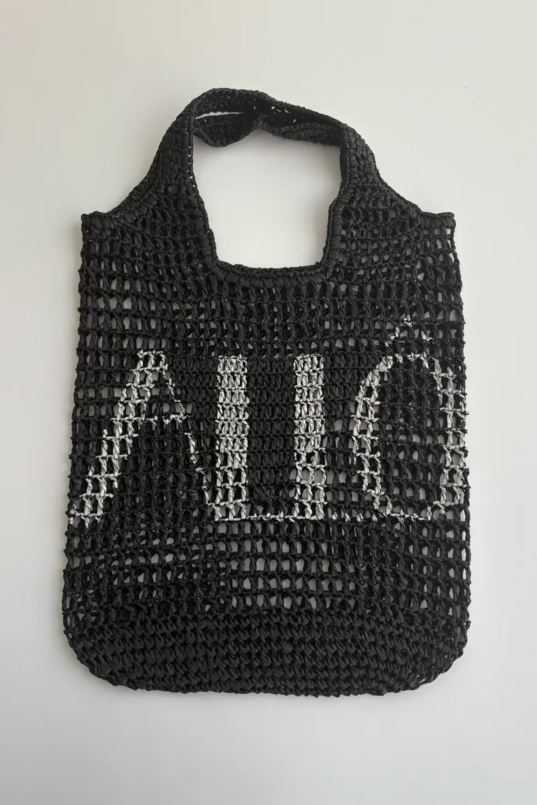 Bolso de rafia natural con intervención artesanal, un accesorio único y versátil de Allo Martinez en Bolsos y Carteras para argentina