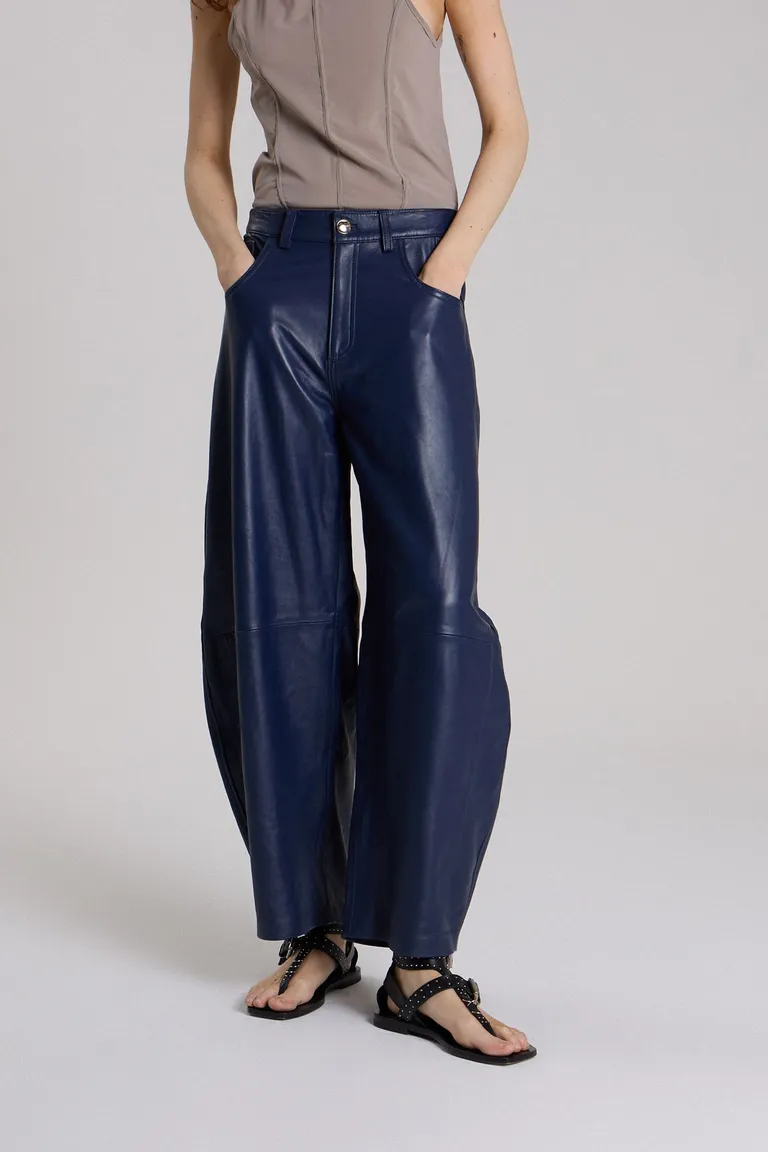 Pantalón de cuero de oveja en estilo jeanero con tiro medio de Maria Cher en Pantalones para argentina