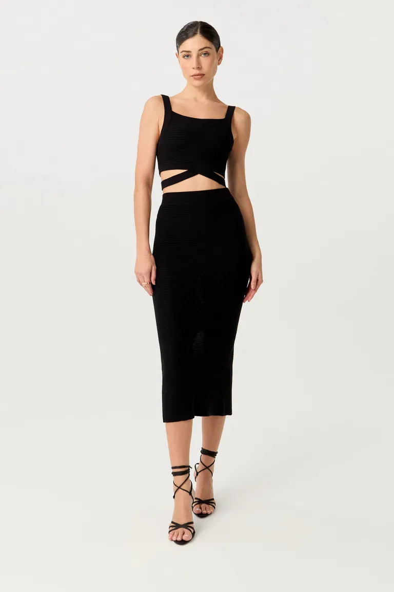 Top de punto negro con escote cuadrado y detalle de cintura cruzada de Markova en Tops para argentina