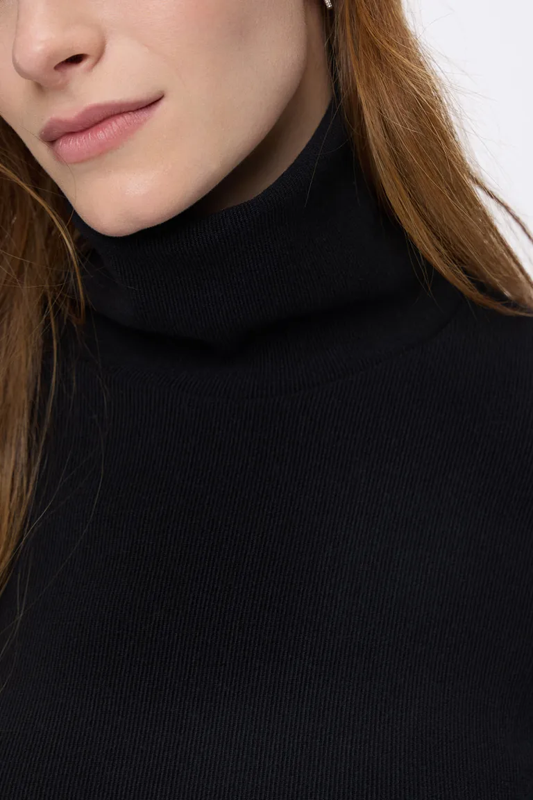 Polera de mujer ajustada con cuello alto doble y diseño acanalado de manga larga de Cuesta Blanca en Remeras para argentina