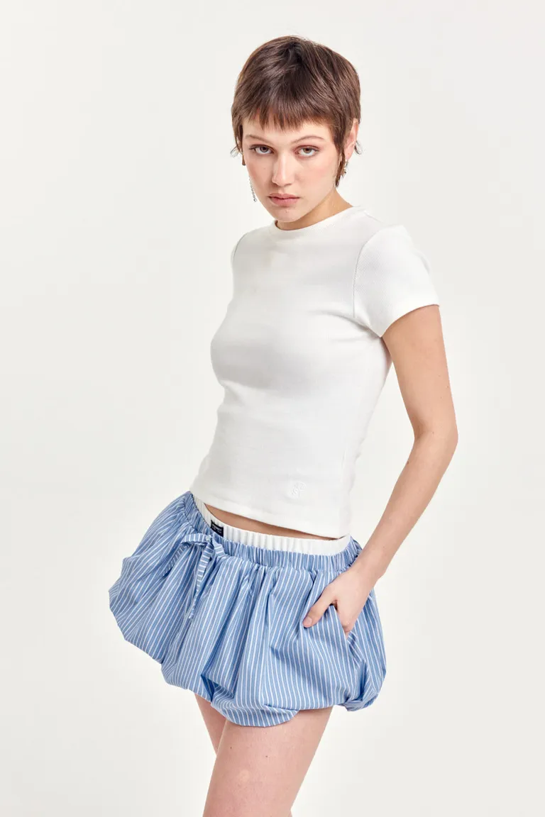 Falda mini con silueta tipo balloon, ideal para looks relajados y urbanos de 47 Street en Faldas para argentina