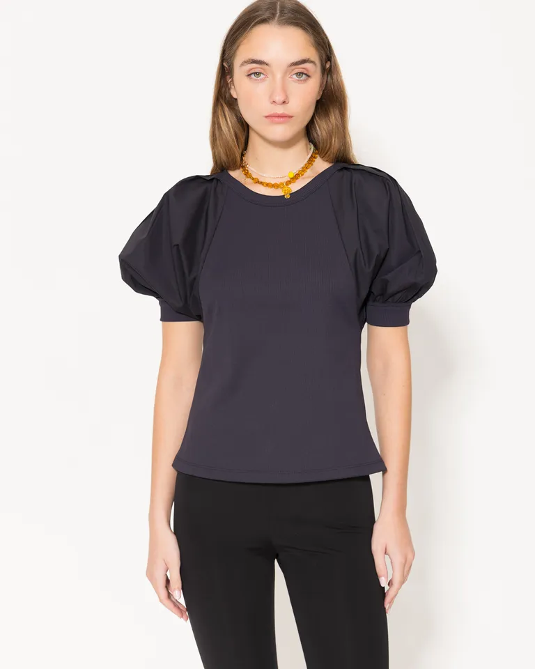 Blusa negra con mangas voluminosas y escote redondeado para mujer de Jazmin Chebar en Tops para argentina