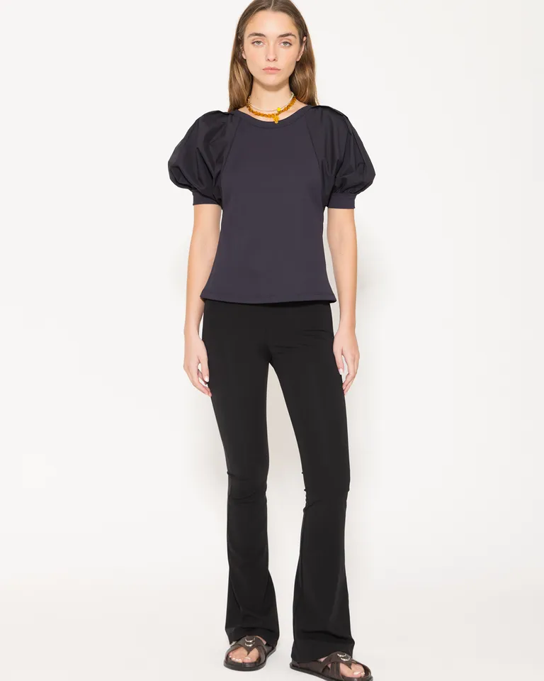 Blusa negra con mangas voluminosas y escote redondeado para mujer de Jazmin Chebar en Tops para argentina