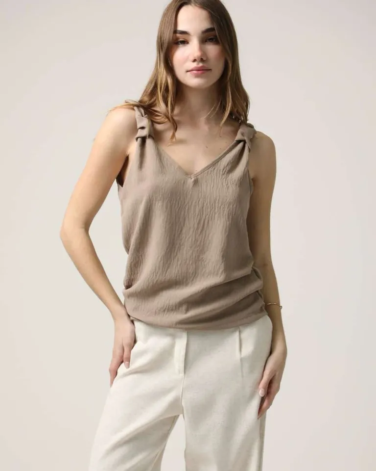 Top de lino con detalle en los hombros - Prenda elegante y versátil para el día a día de Hesed en Tops para argentina