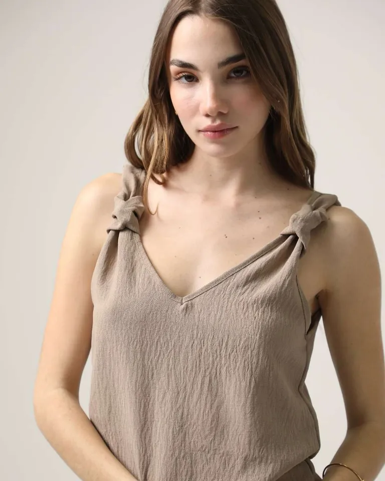 Top de lino con detalle en los hombros - Prenda elegante y versátil para el día a día de Hesed en Tops para argentina