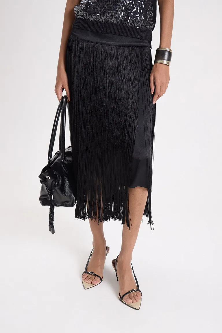 Pollera midi con detalles de flecos y diseño fluido de Maria Cher en Faldas para argentina