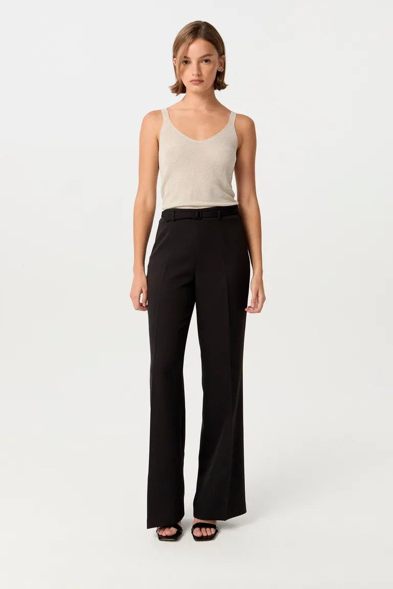 Pantalón de tiro alto y pierna ancha para un look elegante y sofisticado de Markova en Pantalones para argentina