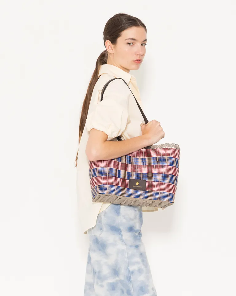 Bolso shopper tejido a mano con detalles en cuero, ideal para el uso diario de Jazmin Chebar en Bolsos y Carteras para argentina