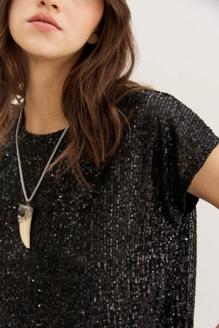 Remera con aplicación de lentejuelas, diseño suelto y elegante para tu estilo nocturno de Rapsodia en Remeras para argentina