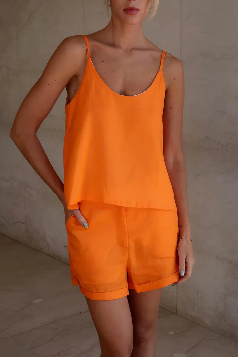 Shorts de lino de tiro medio en color naranja vibrante de Naíma en Shorts para argentina