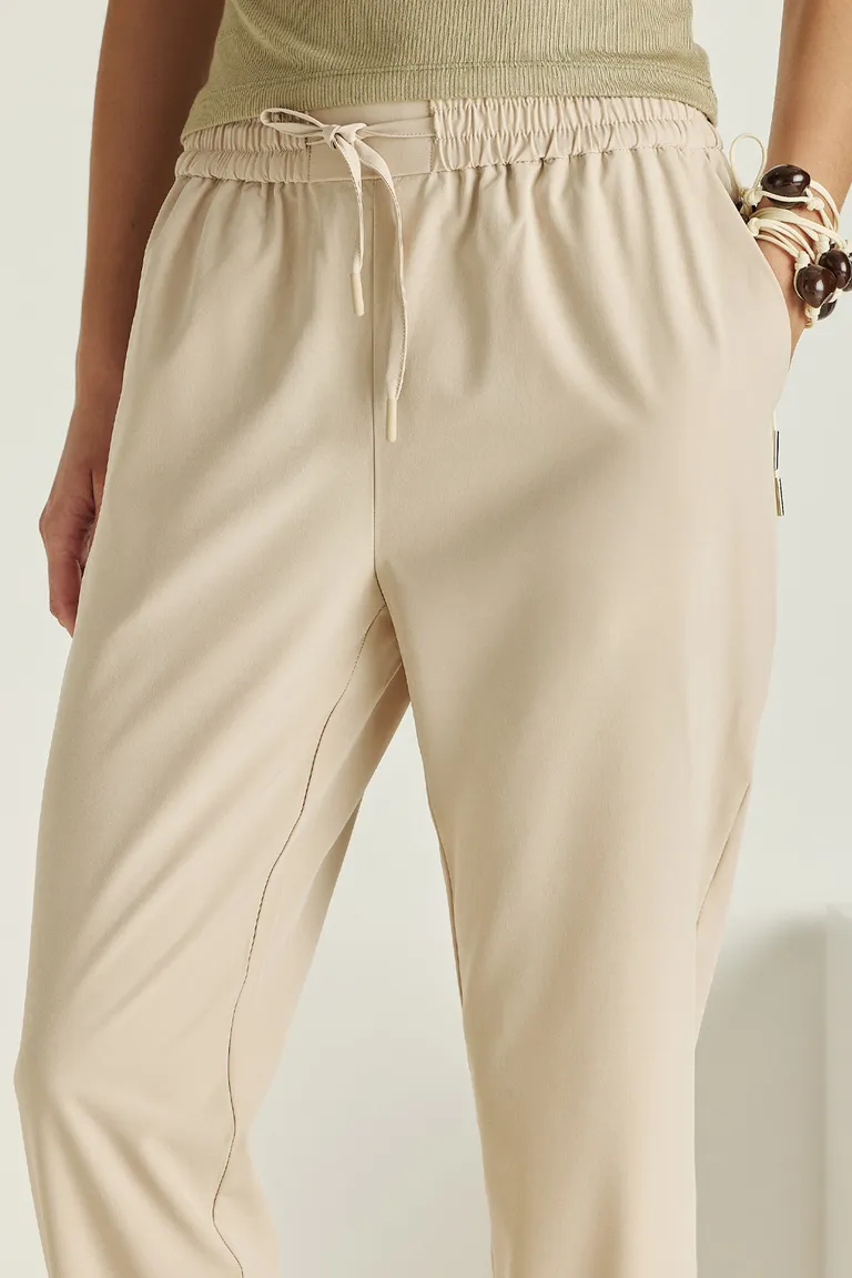 Pantalón babucha de cintura elástica para mujer, prenda versátil y cómoda de Tucci en Pantalones para argentina