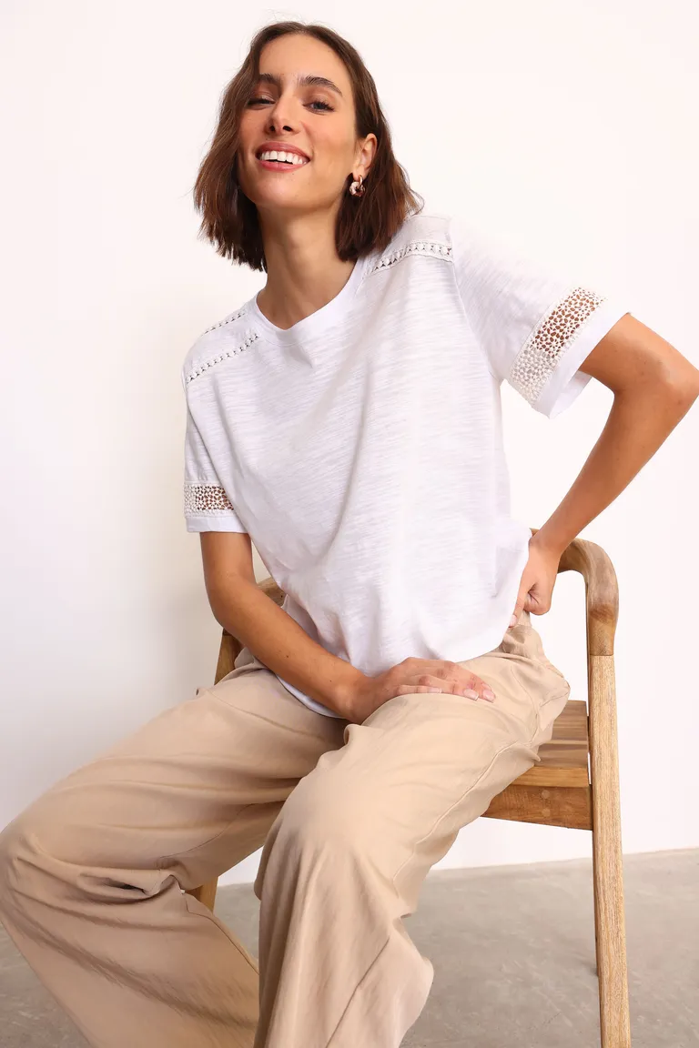 Remera Blanca con Detalles de Entredos en las Mangas y Delantero de Yagmour en Remeras para argentina