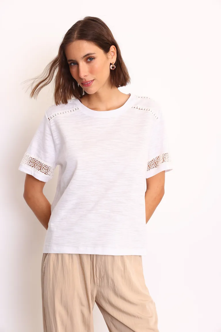 Remera Blanca con Detalles de Entredos en las Mangas y Delantero de Yagmour en Remeras para argentina