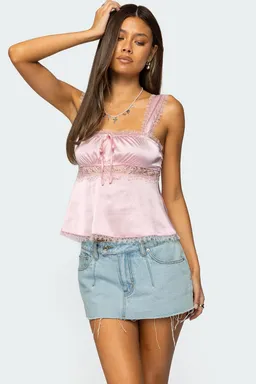 Top satinado loryn detalle encaje de Edikted en Tops para argentina
