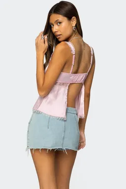 Top satinado loryn detalle encaje de Edikted en Tops para argentina