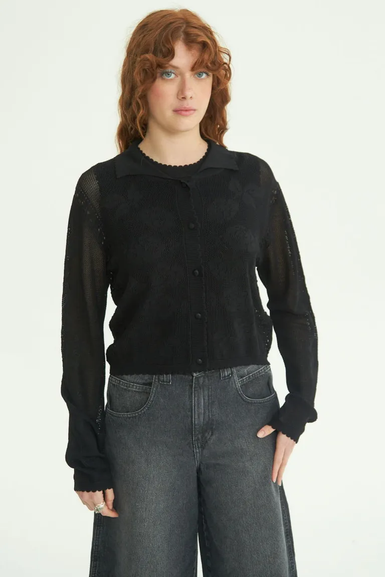 Cardigan tejido en punto jacquard con diseño floral y detalles en la espalda de Las Pepas en Buzos y Sweaters para argentina