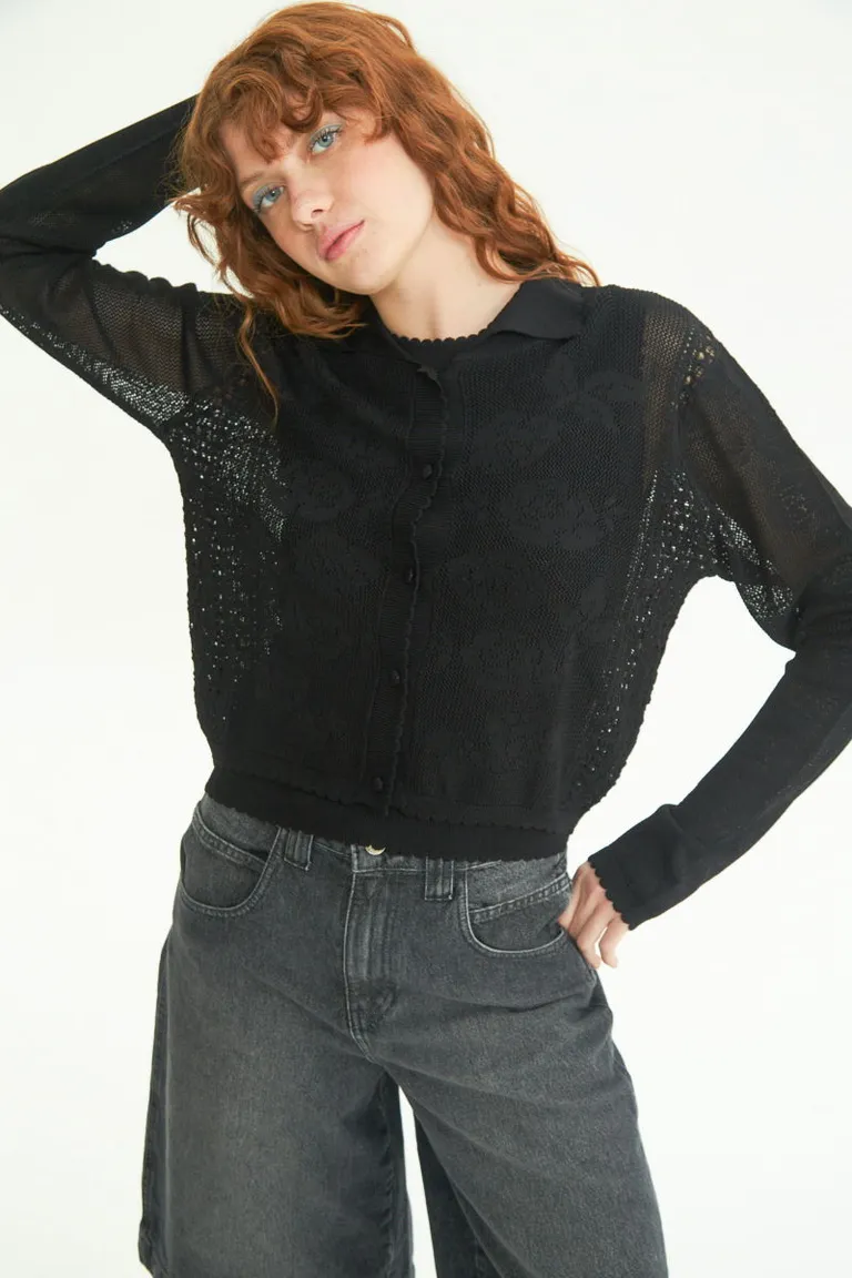 Cardigan tejido en punto jacquard con diseño floral y detalles en la espalda de Las Pepas en Buzos y Sweaters para argentina