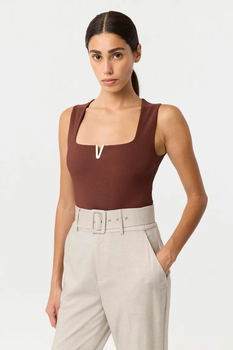 Musculosa de ajuste anatómico con escote cuadrado y breteles anchos con aplique metálico de Markova en Tops para argentina