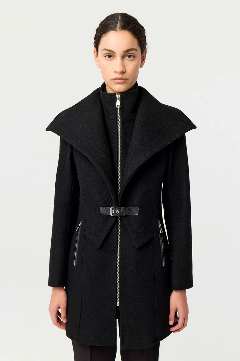 Tapado de paño entallado con cierre central y detalle de ajuste en cintura de Markova en Tapados para argentina