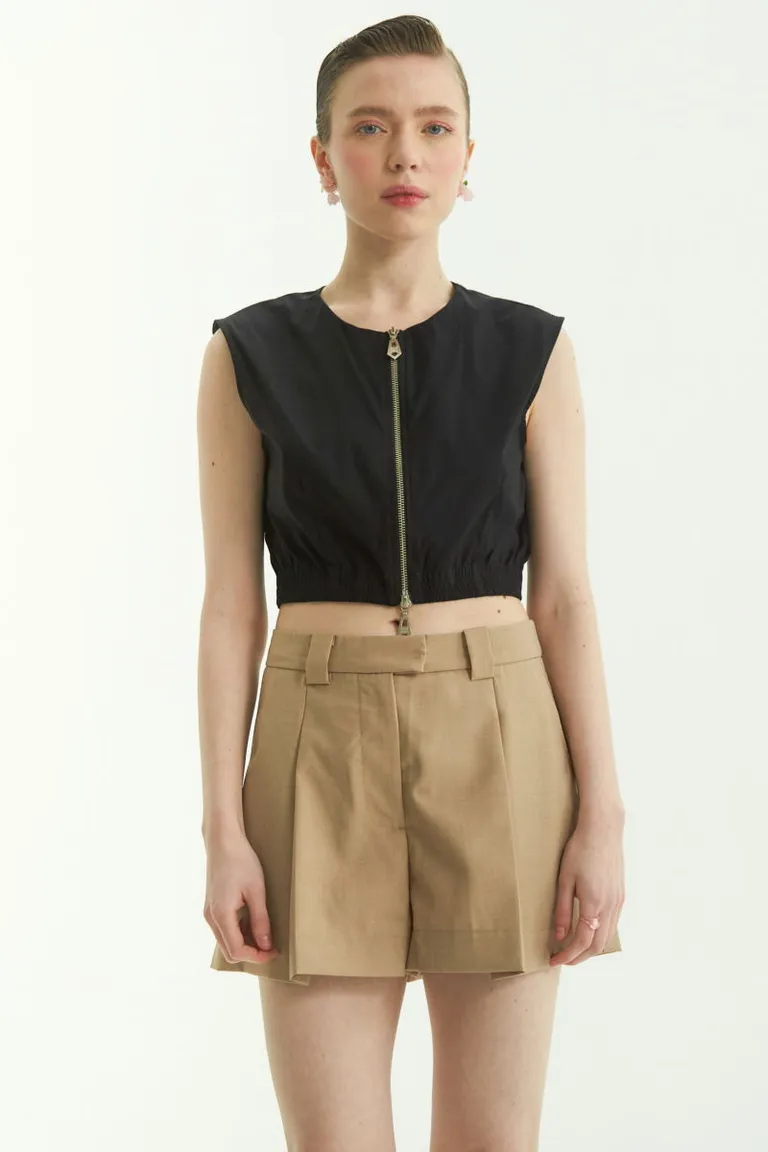 Shorts de tiro medio con pinzas y presillas anchas en la cintura para un look moderno y femenino de Las Pepas en Shorts para argentina