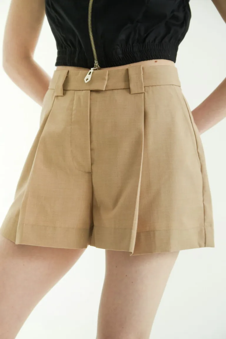 Shorts de tiro medio con pinzas y presillas anchas en la cintura para un look moderno y femenino de Las Pepas en Shorts para argentina