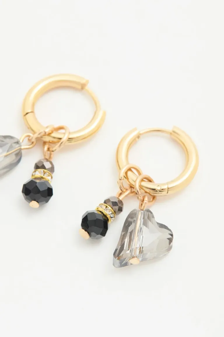 Elegantes pendientes tipo aro con corazón facetado y piedras grises de Rapsodia en Bijouterie para argentina