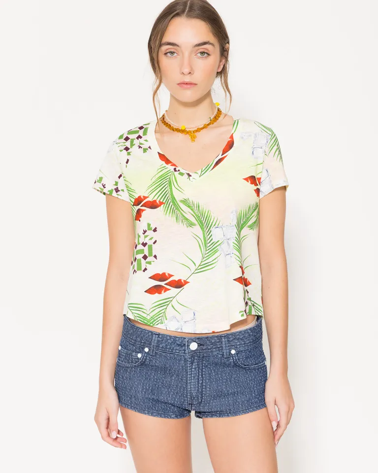 Remera de estampado floral con cuello en V y recorte en la espalda de Jazmin Chebar en Remeras para argentina