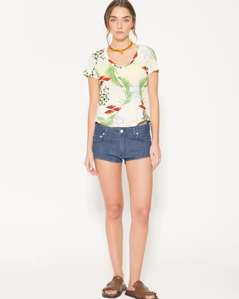 Remera de estampado floral con cuello en V y recorte en la espalda de Jazmin Chebar en Remeras para argentina