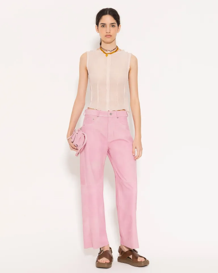 Pantalón en cuero rosa con acabados especiales y silueta semi-bombé de Jazmin Chebar en Pantalones para argentina
