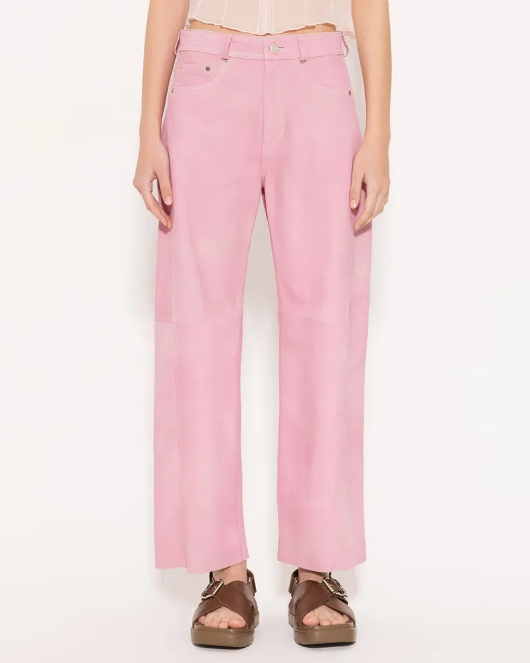 Pantalón en cuero rosa con acabados especiales y silueta semi-bombé de Jazmin Chebar en Pantalones para argentina