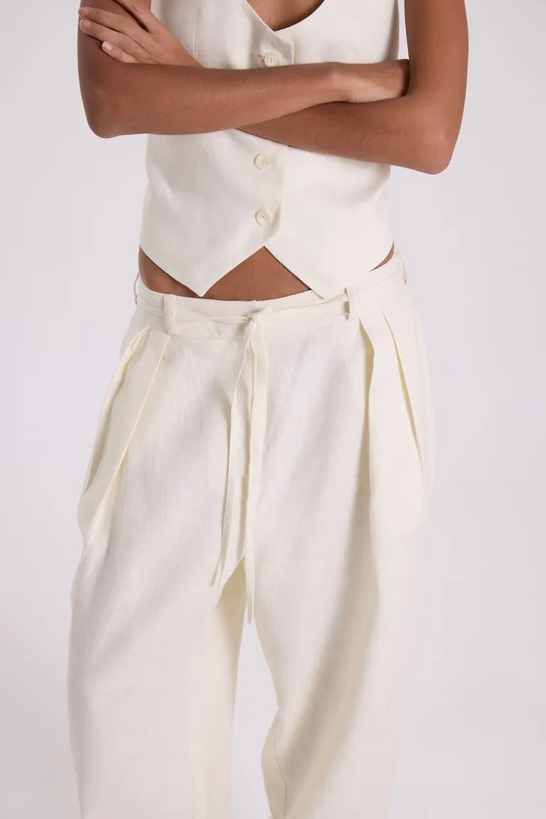 Pantalón ancho de lino con detalles de tablas y bolsillos laterales de Maria Cher en Pantalones para argentina