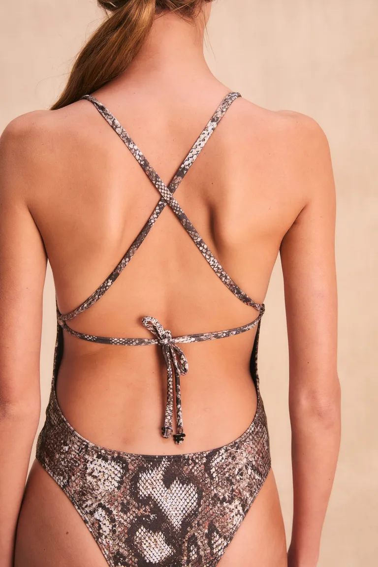 Enteriza de una pieza con estampado de pitón para un look sofisticado en la playa de Kosiuko en Swimwear y Beachwear para argentina