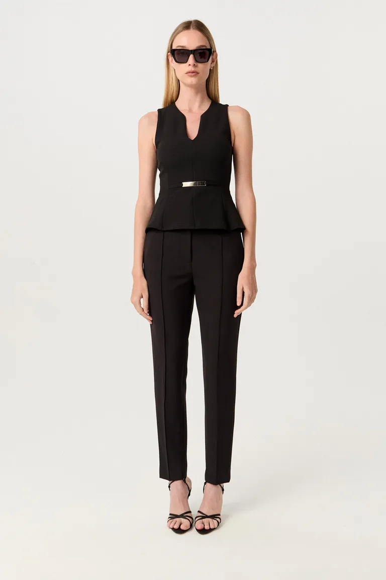 Blusa negra de crepe de punto con escote en V y diseño anatómico de Markova en Tops para argentina