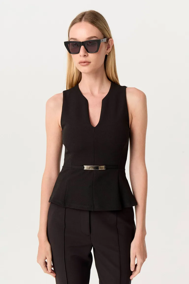 Blusa negra de crepe de punto con escote en V y diseño anatómico de Markova en Tops para argentina