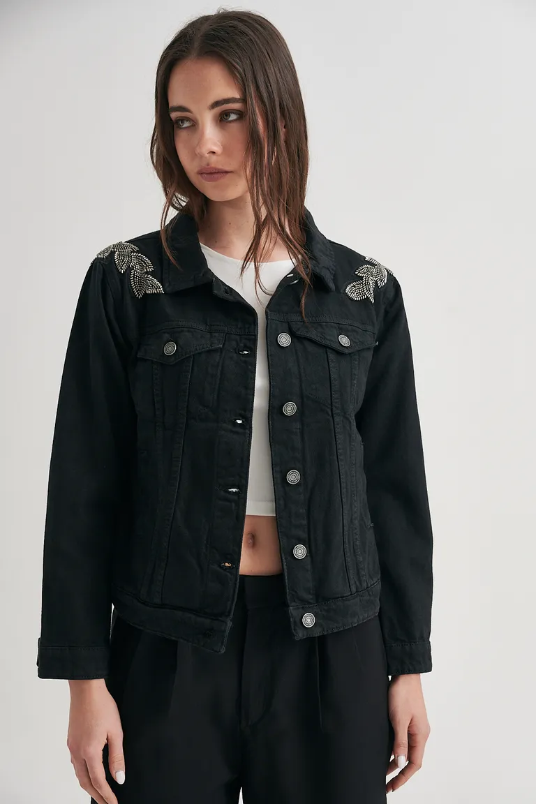 Campera Delancey: Chaqueta de Denim con Apliques Metálicos en Forma de Hojas de Sweet en Chaquetas para argentina