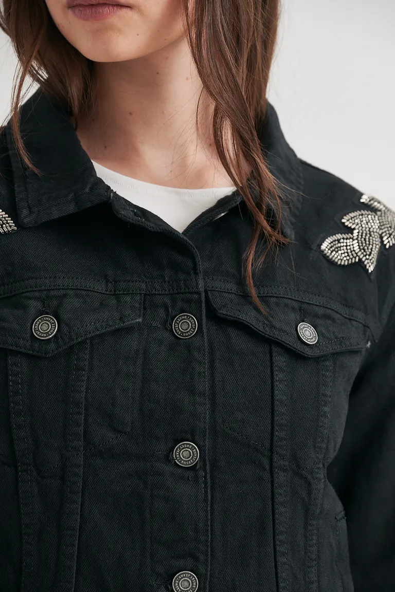 Campera Delancey: Chaqueta de Denim con Apliques Metálicos en Forma de Hojas de Sweet en Chaquetas para argentina