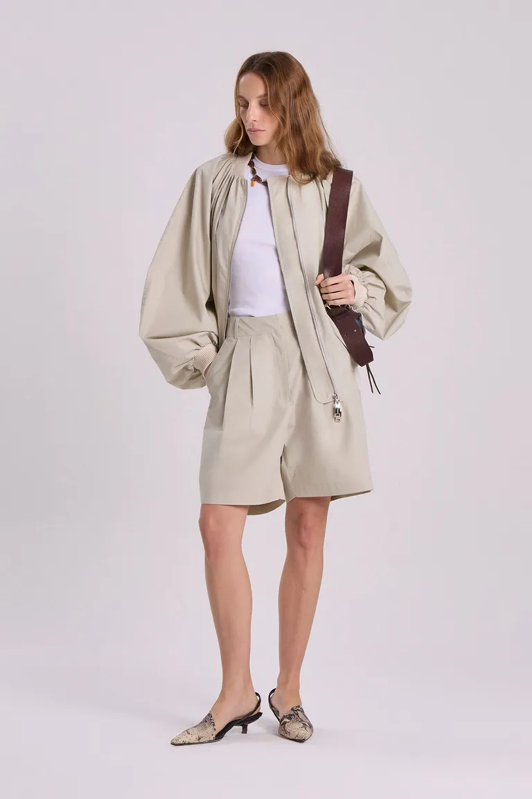 Campera Tipo Bomber de Gabardina Liviana con Silueta Over y Frunces de Maria Cher en Chaquetas para argentina