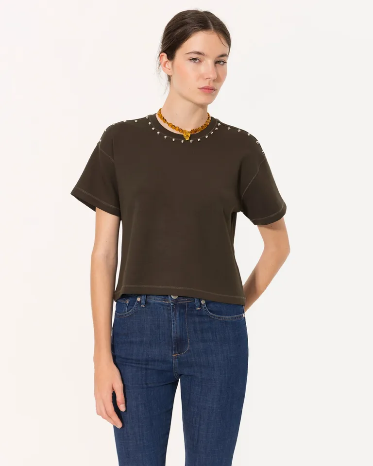 Remera de punto negra con aplicaciones de tachas en el escote y los hombros de Jazmin Chebar en Remeras para argentina