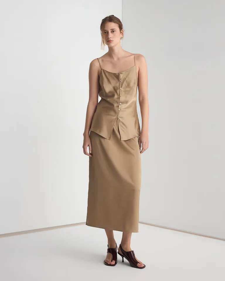 Falda larga de satén en tono beige, diseño elegante y versátil para lucir un estilo sofisticado de Prüne en Faldas para argentina