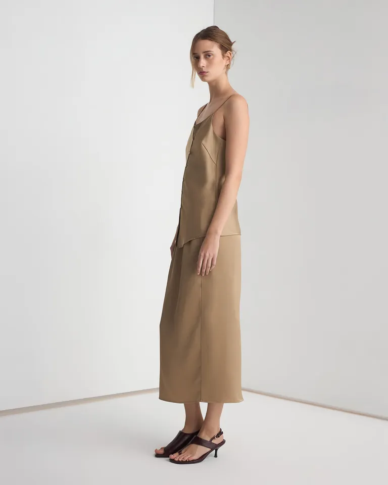 Falda larga de satén en tono beige, diseño elegante y versátil para lucir un estilo sofisticado de Prüne en Faldas para argentina