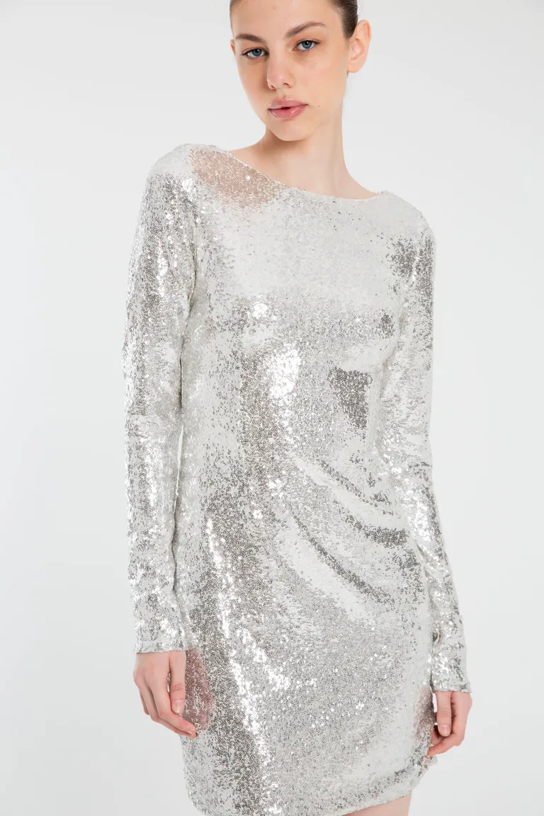 Vestido corto de lentejuelas plateadas con escote recto y manga larga de Naíma en Vestidos para argentina