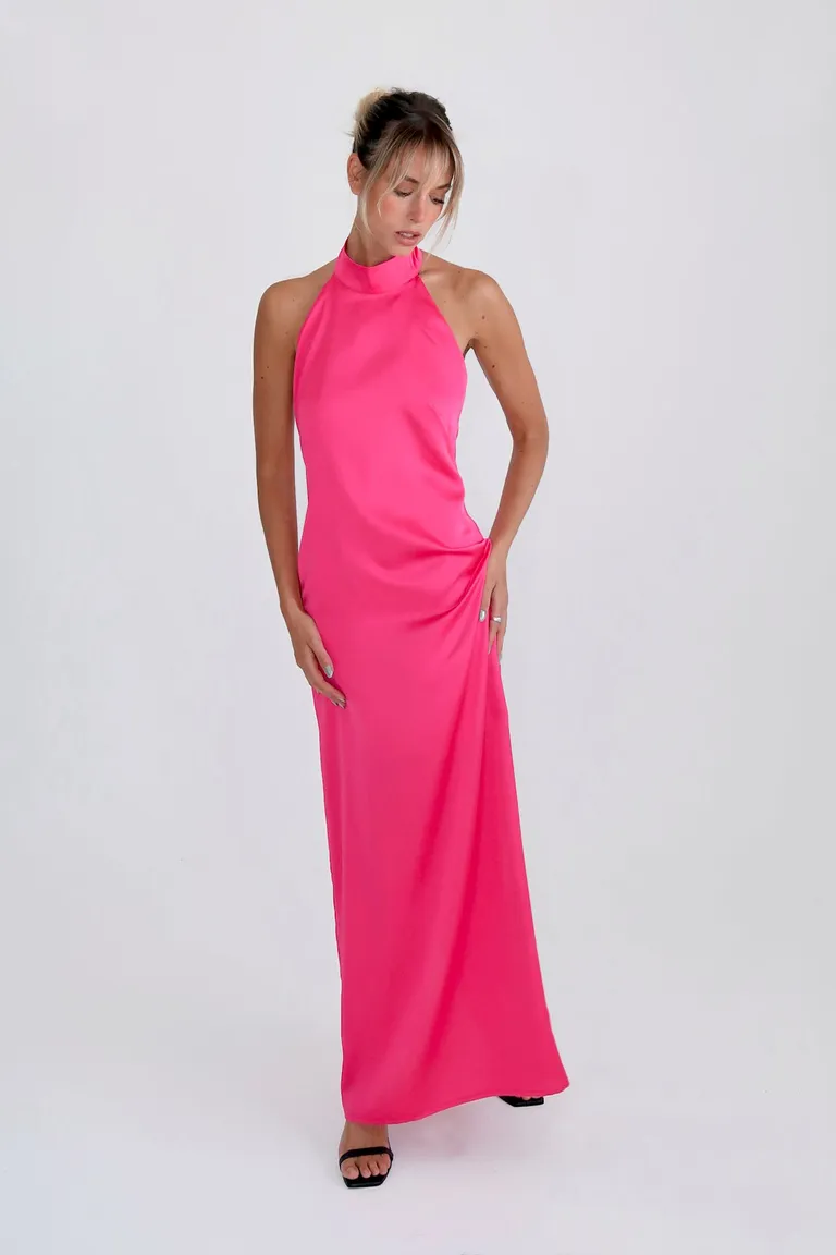 Vestido largo de satén con escote halter y tajo lateral en color rosa de Naíma en Vestidos para argentina
